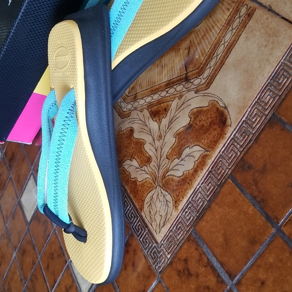 NWT HAVAIANAS flip flops - Picture 7 of 13